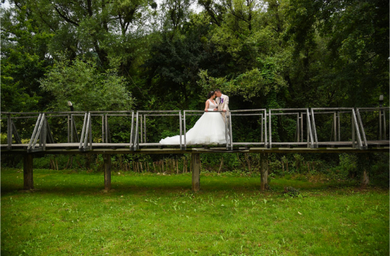 vjenčani par na mostu